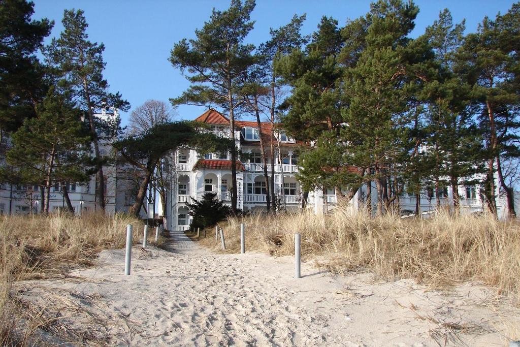 ビンツにあるVilla-Strandidyll-Typ-1 / Apartment 15の海辺の上に座る大きな白い家