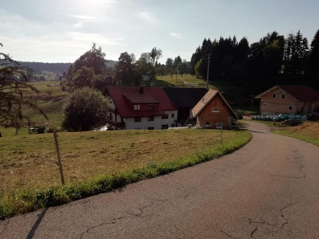HerrischriedにあるHütteの道路脇の家