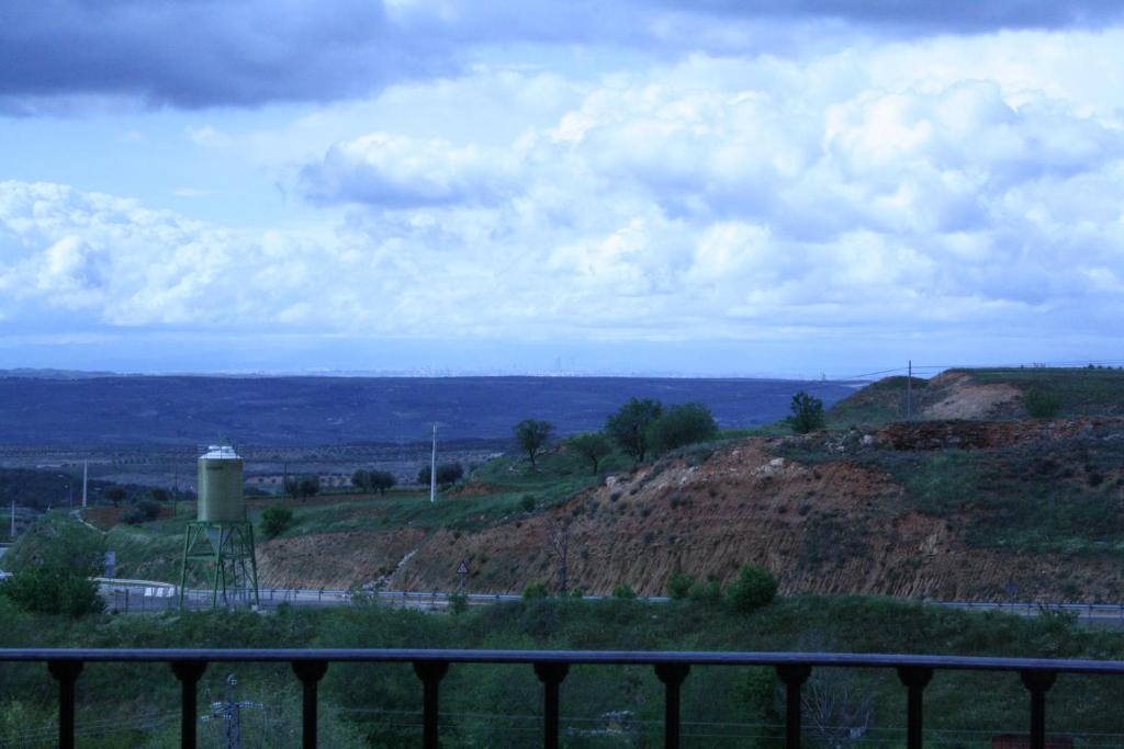 una vista de una colina con un silo en ella en Hostal La Balquina en Chinchón
