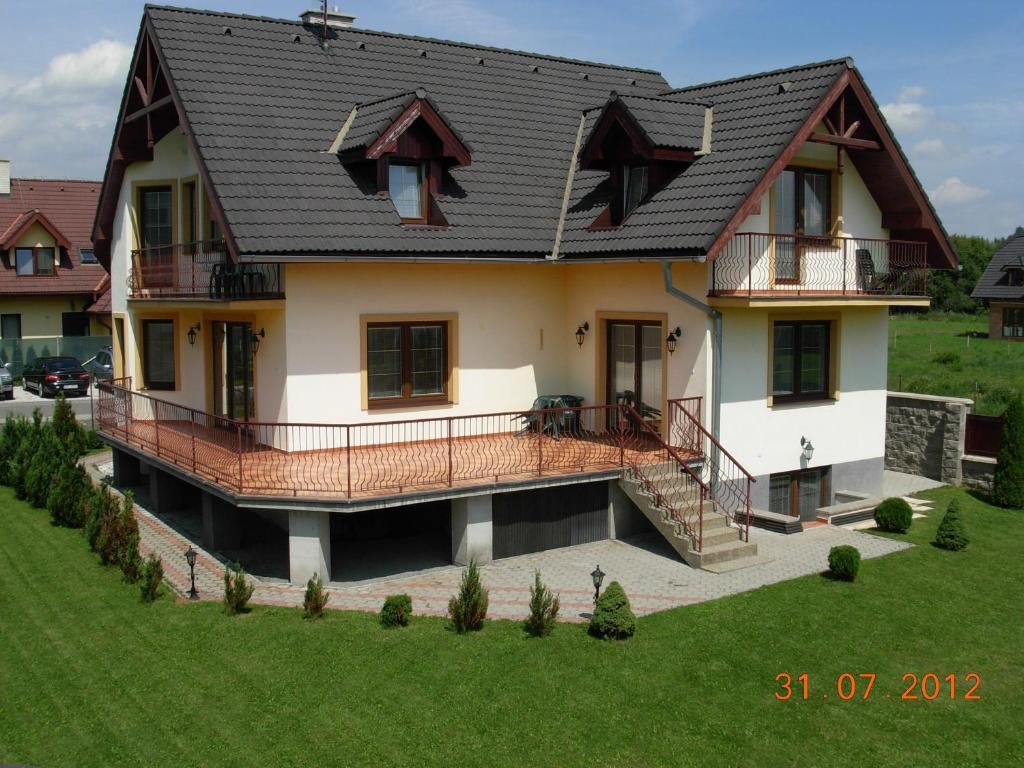 uma casa grande com um telhado preto em Privat Ivan em Veľká Lomnica