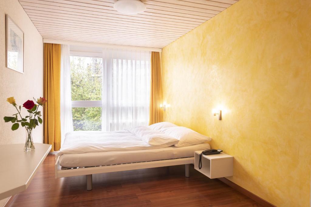 Postel nebo postele na pokoji v ubytování Hotel Bahnhof Zollikofen