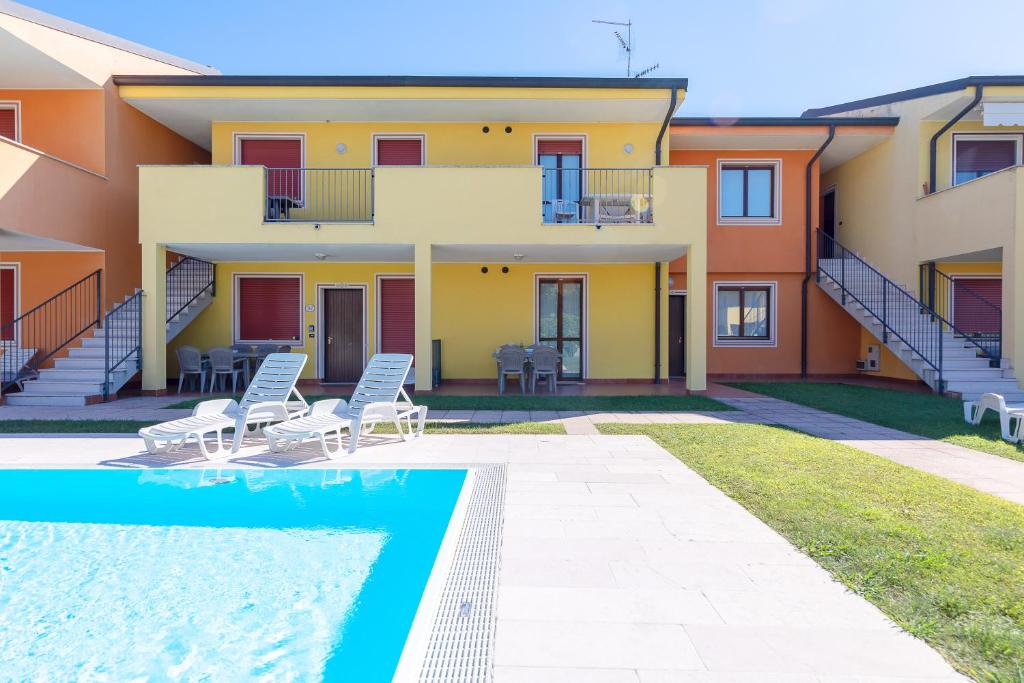 Bazén v ubytovaní La Mimosa B03 Apartment by Wonderful Italy alebo v jeho blízkosti