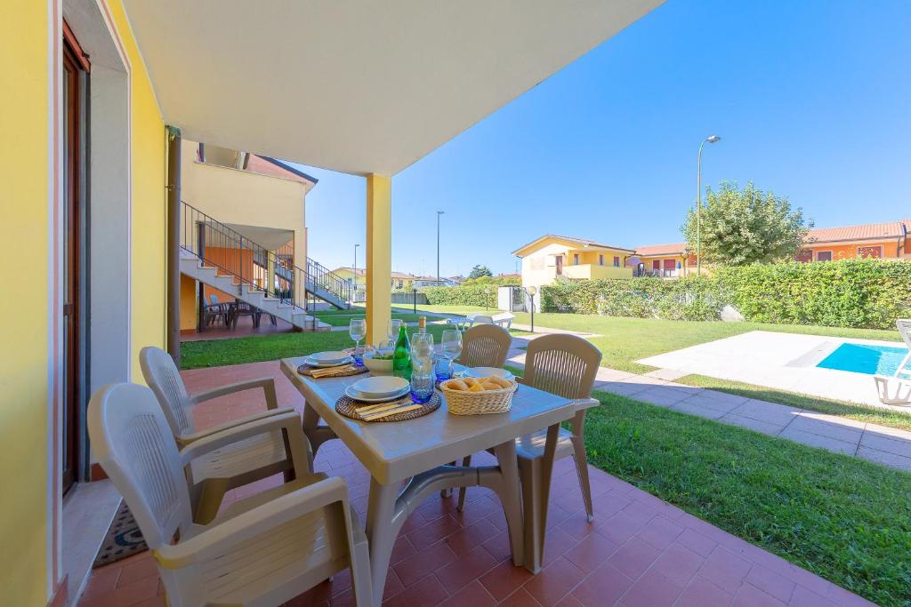 Bazén v ubytovaní La Mimosa B03 Apartment by Wonderful Italy alebo v jeho blízkosti