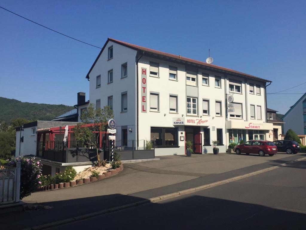 biały budynek na rogu ulicy w obiekcie Hosser's Hotel Restaurant w mieście Idar-Oberstein