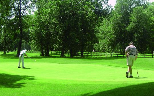 ベオグラードにあるMonia Dream Apartment - Belgrade Lake & Fairのゴルフ場の男2人