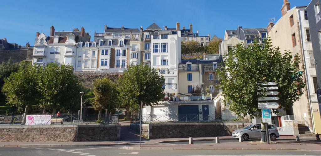 una calle de la ciudad con edificios en el fondo en La Victoire, en Granville