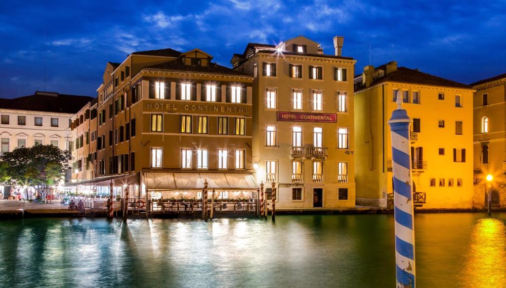 um grupo de edifícios ao lado de uma massa de água em BW Premier Collection CHC Continental em Veneza