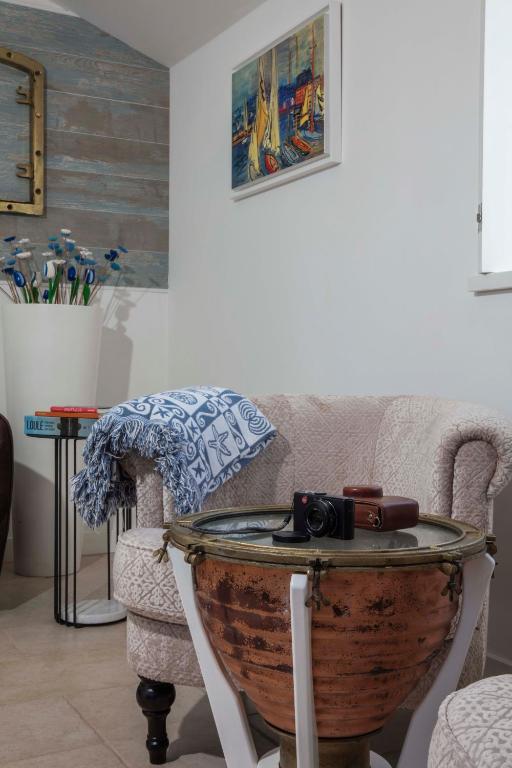 a table with a camera and a chair in a room at Chalet O Amorzinho Sintra Praia in Sintra