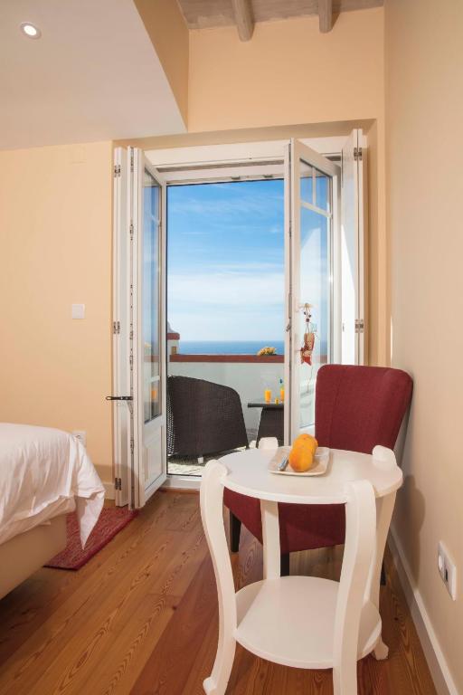 a room with a table with a plate of fruit on it at Chalet O Amorzinho Sintra Praia in Sintra