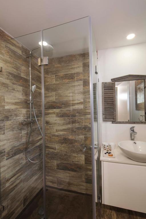 a bathroom with a shower and a sink at Chalet O Amorzinho Sintra Praia in Sintra