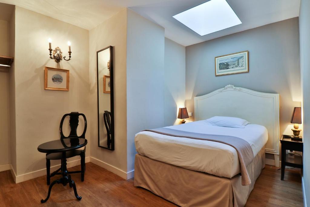 Postel nebo postele na pokoji v ubytování Hotel Du Midi