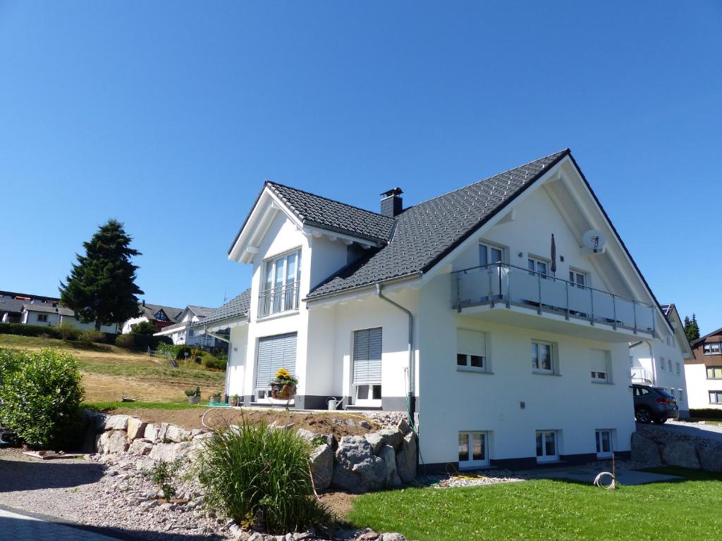 una casa blanca con techo gris en Ferienwohnungen Kaiser, en Höchenschwand