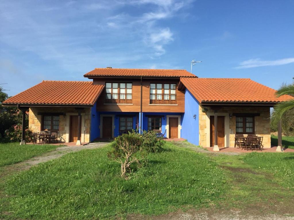 ビリャビシオサにあるAPARTAMENTOS RURALES AZABACHEの青とオレンジの屋根の家