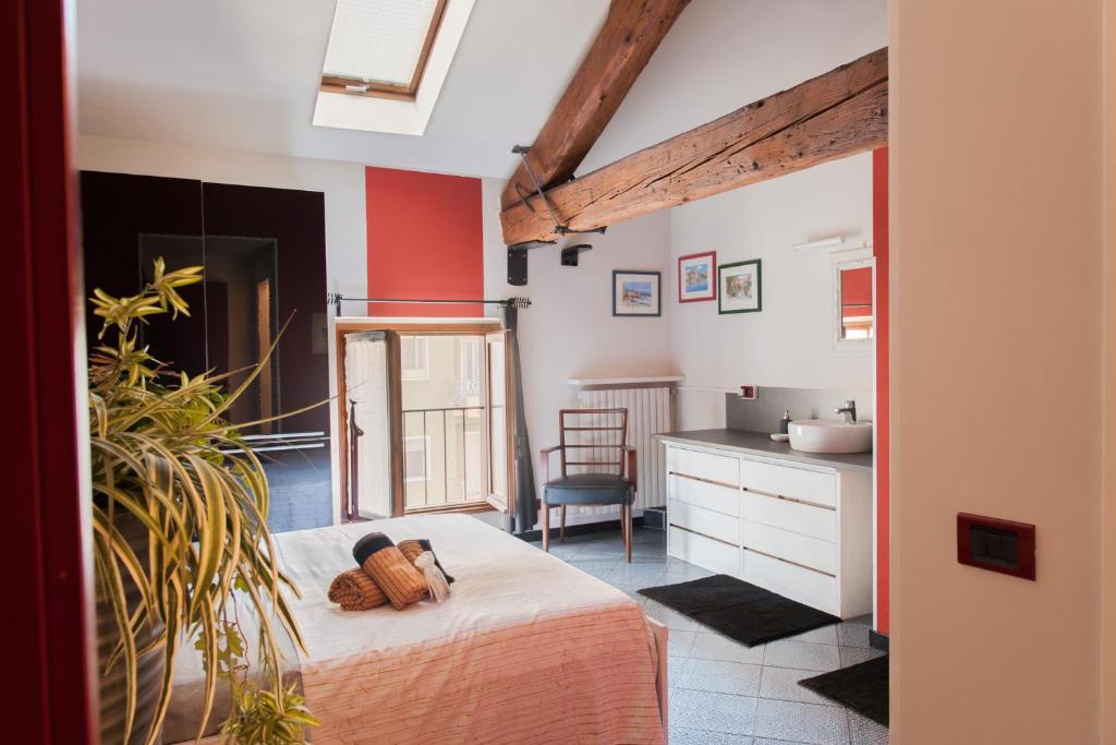 a room with a bed and a kitchen in it at B&B MI Casa Tu Casa in Pavia