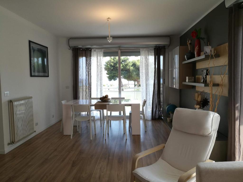 文蒂米利亞的住宿－Luminoso appartamento sul mare，用餐室以及带桌椅的起居室。