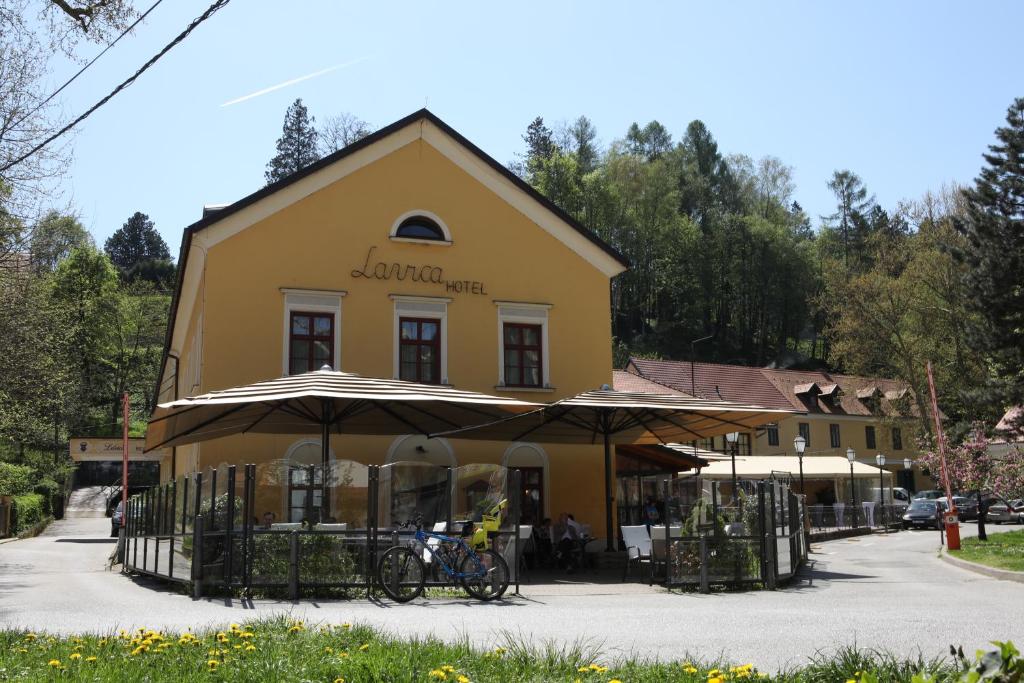 un edificio con una bicicleta estacionada frente a él en Hotel Lavica en Samobor
