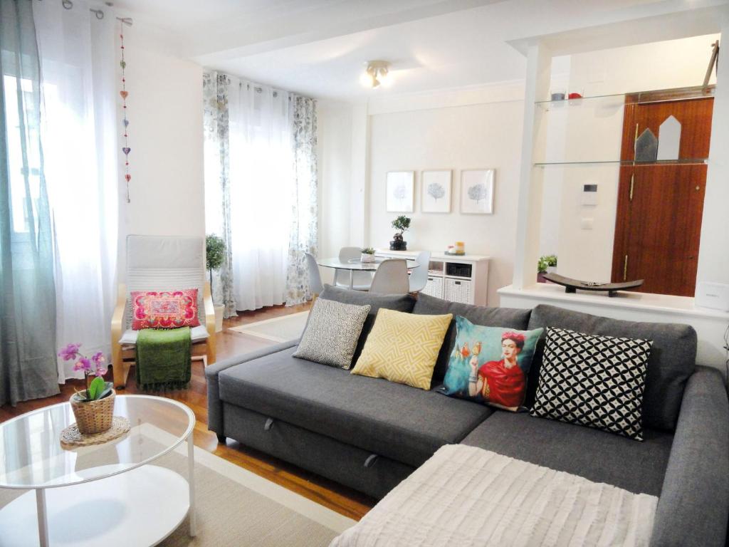 a living room with a couch and a table at Bilbao Puente Colgante in Portugalete