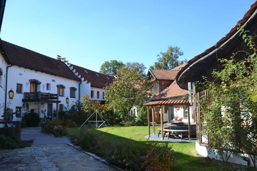 a courtyard of a house with a picnic table at EL MOLINO - ehemalige Mühle mit großem Gartenareal in Modlisch