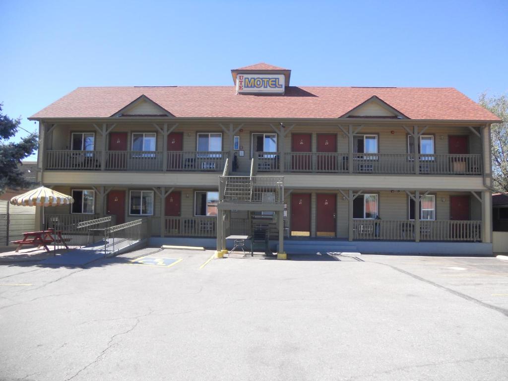 a large building with a sign on top of it at Ute Motel in Fountain