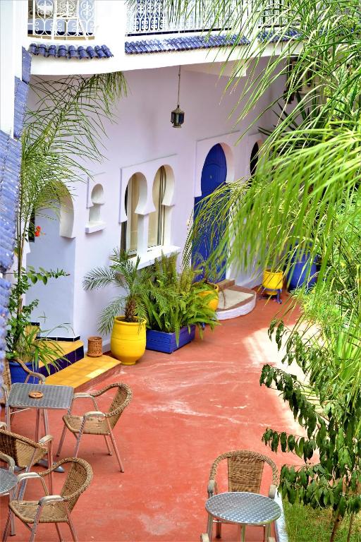 Jardí fora de Dar Omar Khayam