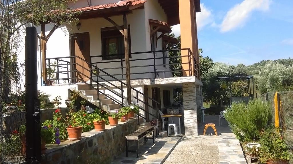 una casa con escaleras y macetas en Porto Κoufo Halkidiki, en Porto Koufo