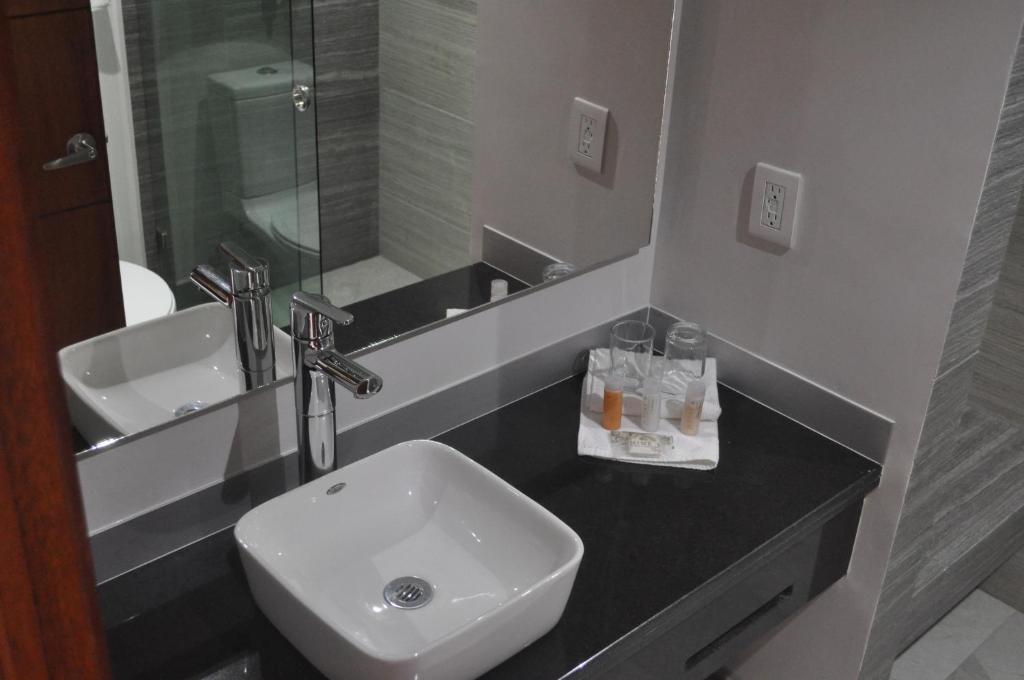 Koupelna v ubytování AMD Hotel