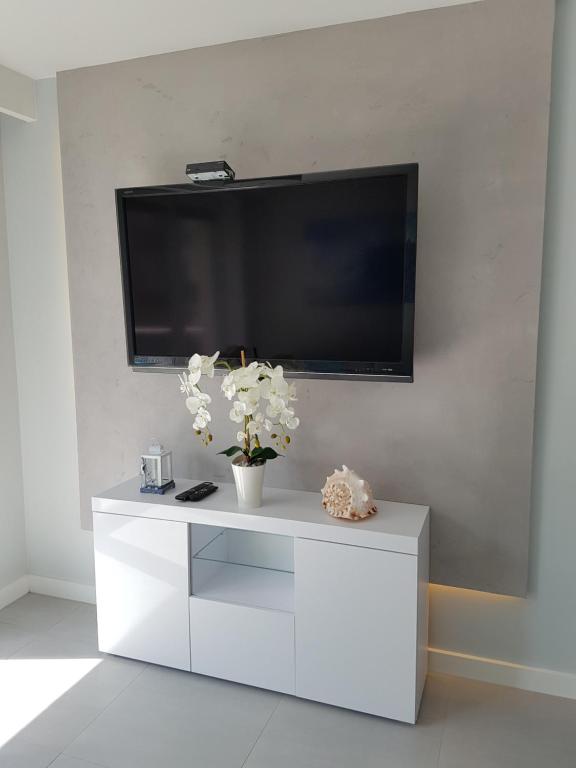 Televízia a/alebo spoločenská miestnosť v ubytovaní Gold Platinium apartament z widokiem na morze