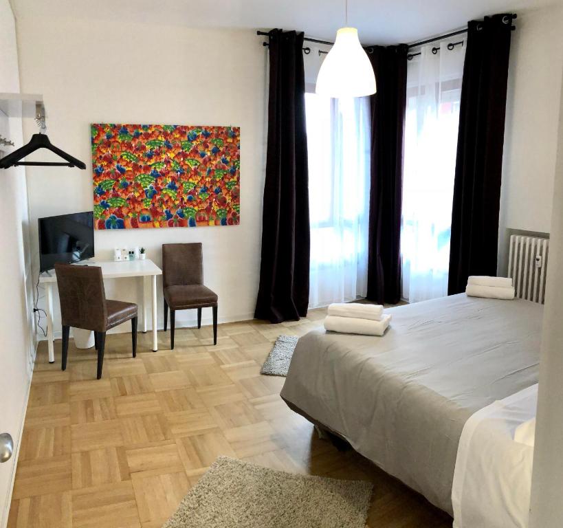 ein Schlafzimmer mit einem Bett, einem Tisch und einem Gemälde in der Unterkunft CITYHOUSE in Padua