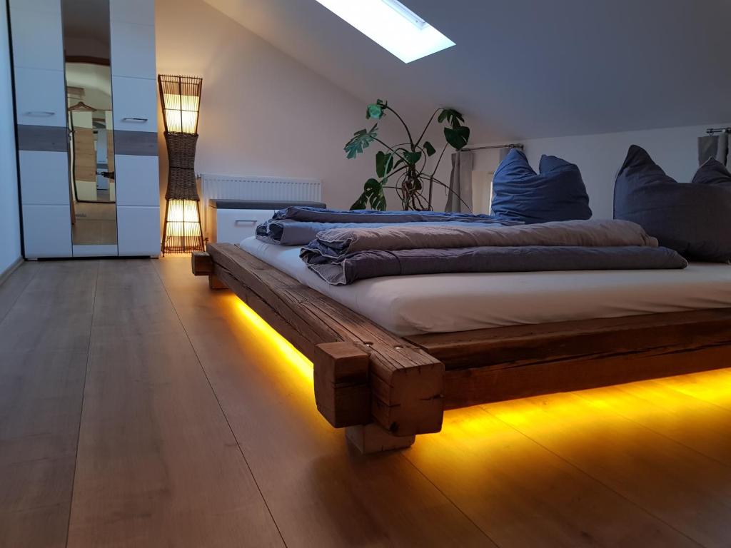 een slaapkamer met 2 bedden en verlichting op de vloer bij Ferienhaus Balkenkunst in Radebeul