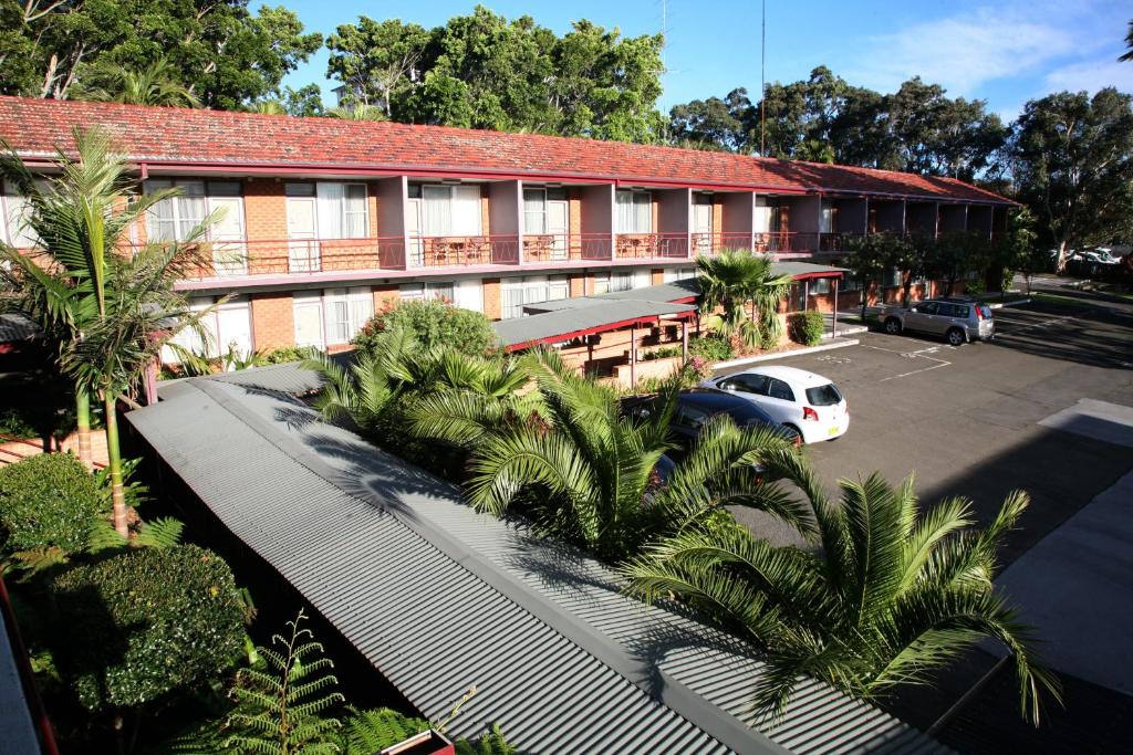an aerial view of a hotel with a parking lot at Flinders Motel in Wollongong