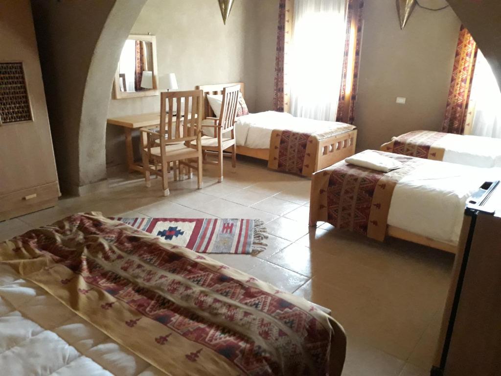 Postel nebo postele na pokoji v ubytování Embrace Hotel