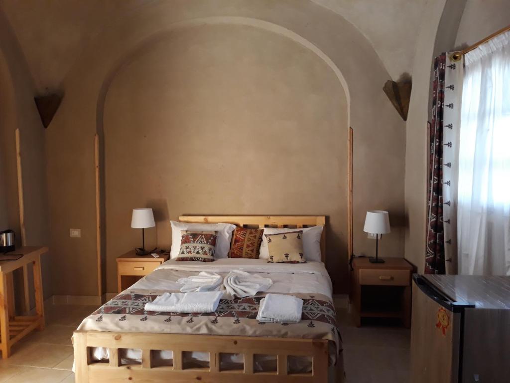 Postel nebo postele na pokoji v ubytování Embrace Hotel