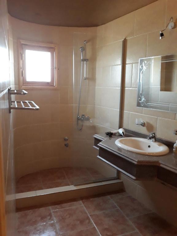 Koupelna v ubytování Embrace Hotel