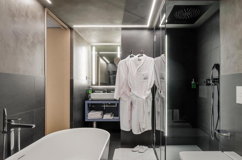 A bed or beds in a room at Hotel Metropolis