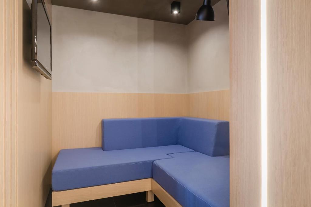 A television and/or entertainment centre at Hotel Metropolis