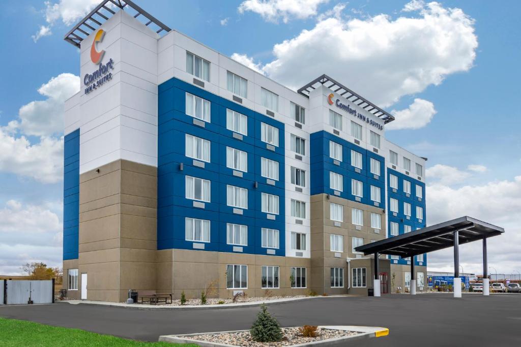 uma representação da frente de um hotel em Comfort Inn & Suites em North Battleford