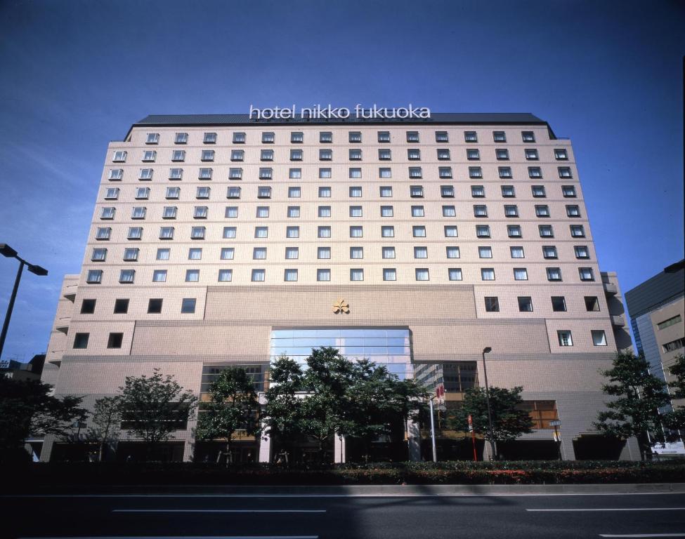 福岡的住宿－福岡日航酒店，建筑顶部有标志的酒店