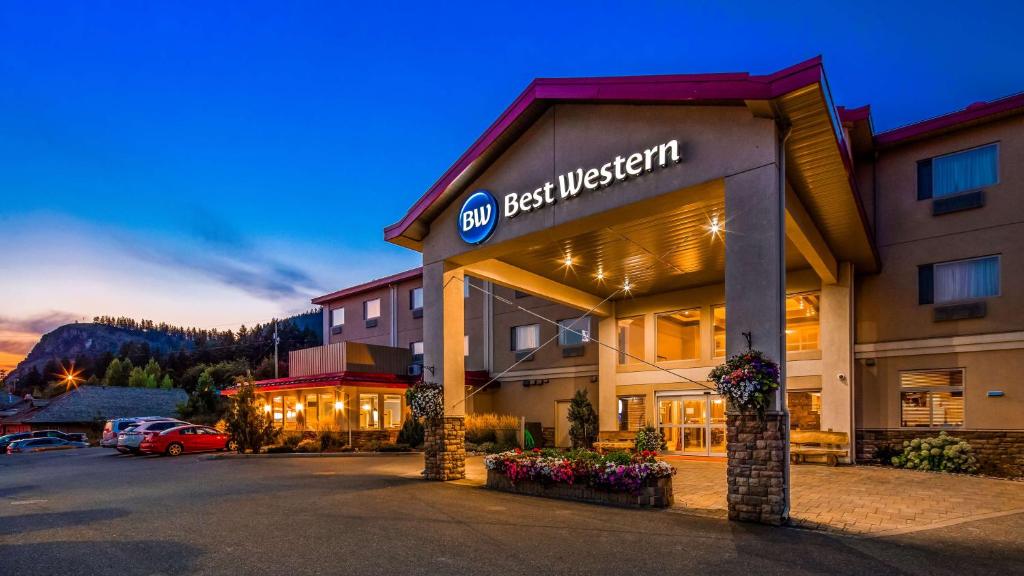 ein Hotel mit einem Schild, das die besten westlichen in der Unterkunft Best Western Williams Lake in Williams Lake
