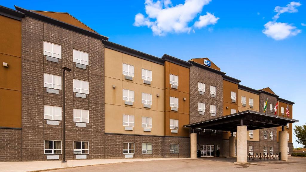 a large brown brick building with a sky background at Best Western Blairmore in Saskatoon