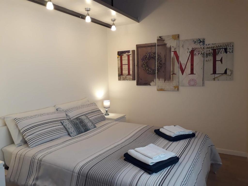 1 dormitorio con 1 cama con 2 toallas en La Rovettina, en Verolanuova