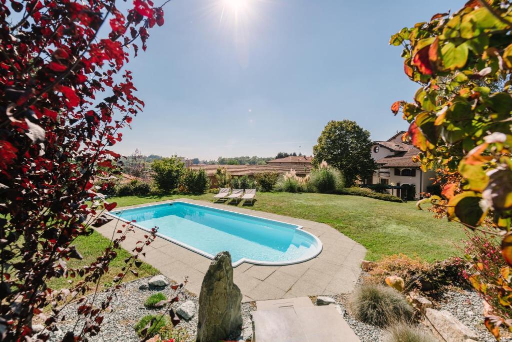 einen Pool im Hof eines Hauses in der Unterkunft Villa Rosalia in Olgiate Comasco