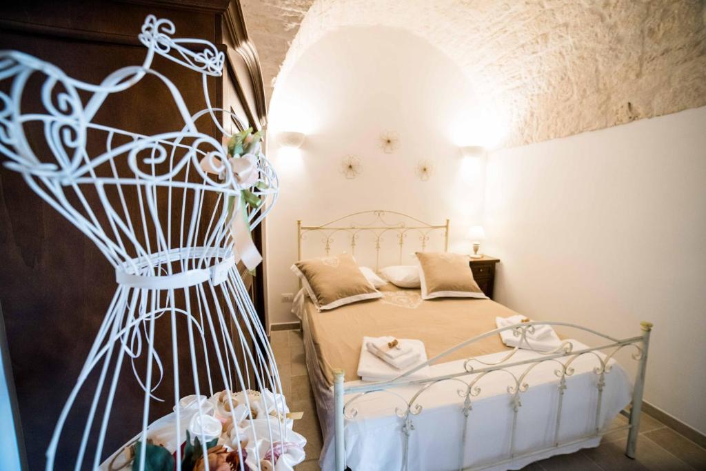 - une chambre avec un lit dans une pièce dotée d'un plafond dans l'établissement La dimora della Sarta, à Alberobello