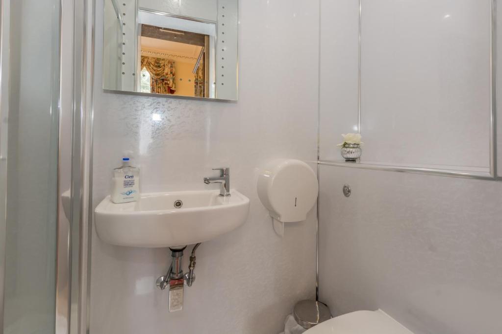 Menzies Guest House - Family Room (3 Adults)