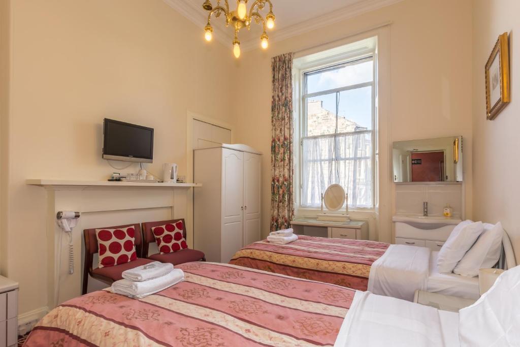 Menzies Guest House - Triple Room With Private External Bathroom