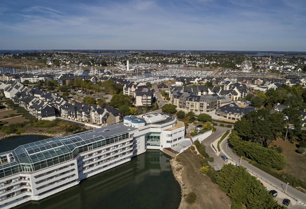 una vista aérea de una ciudad con un edificio en Appartements La Cigale, en Arzon