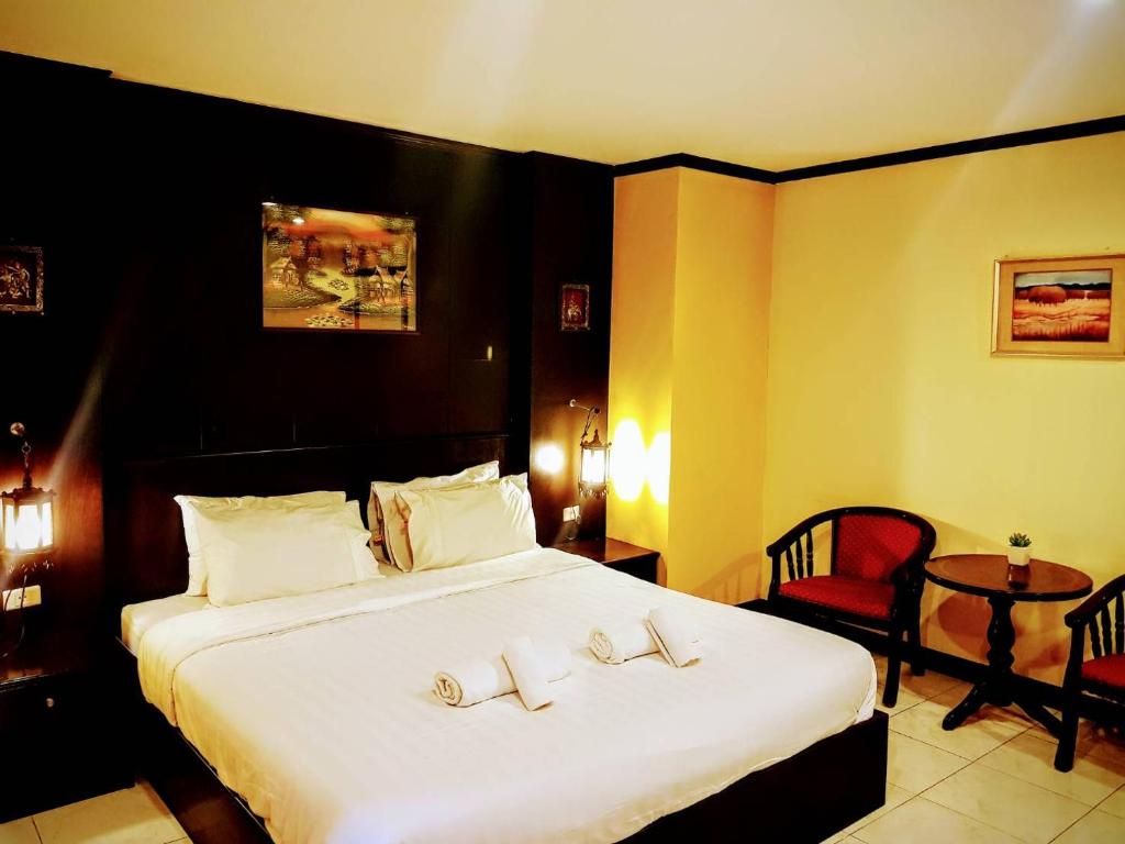 Säng eller sängar i ett rum på Baantonkhaokata Hotel