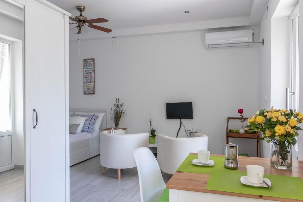 TV a/nebo společenská místnost v ubytování Adriana Holiday Apartment