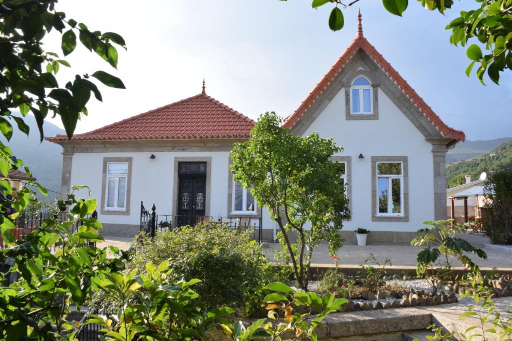 a white house with a red roof at Casa de Carrapatelo in Mesão Frio