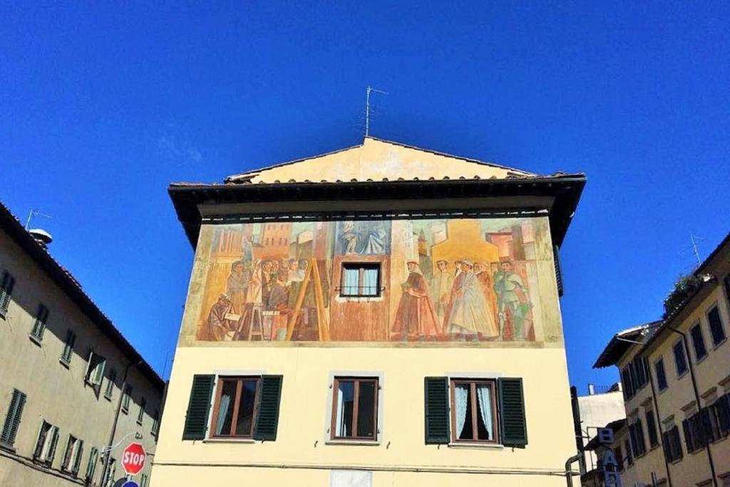un edificio con un dipinto sul lato di La casetta dipinta 2.0 a Firenze