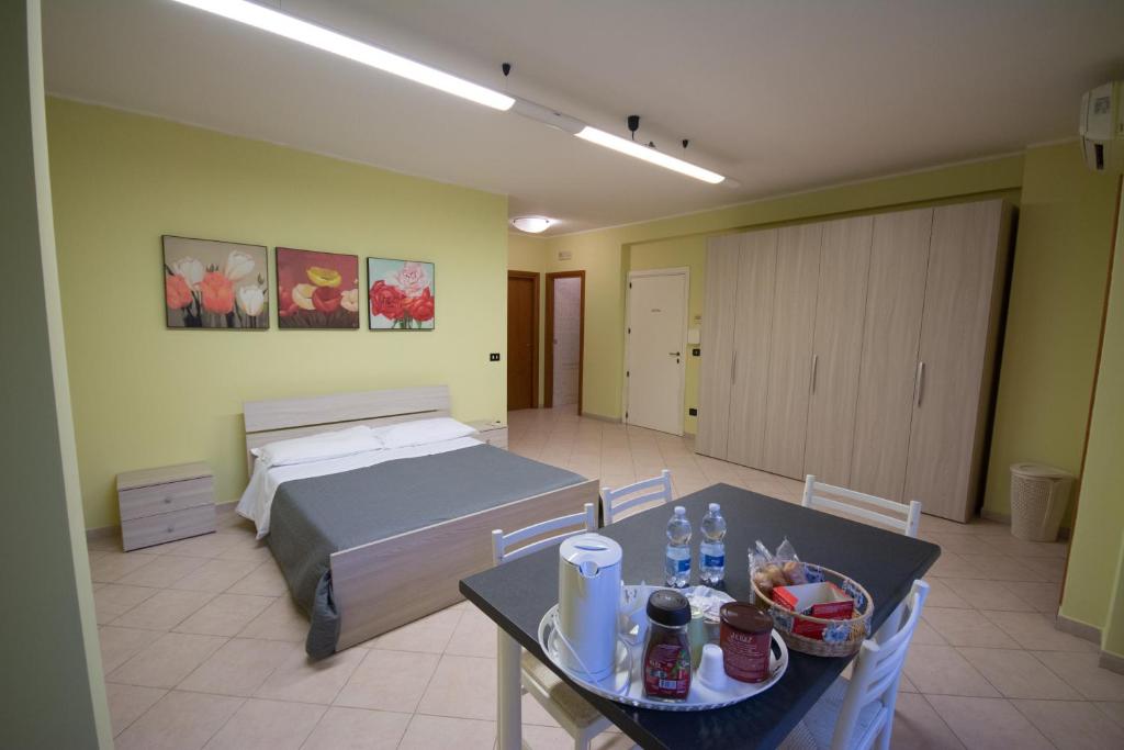 um quarto com uma cama e uma mesa com uma mesa em City Center n. One em San Severo